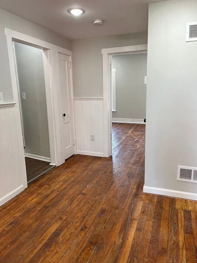 Building Photo - 522 Manor St