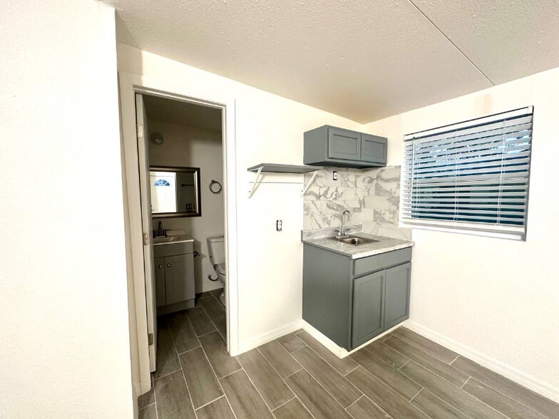 Building Photo - 8130 Rolling Log Dr
