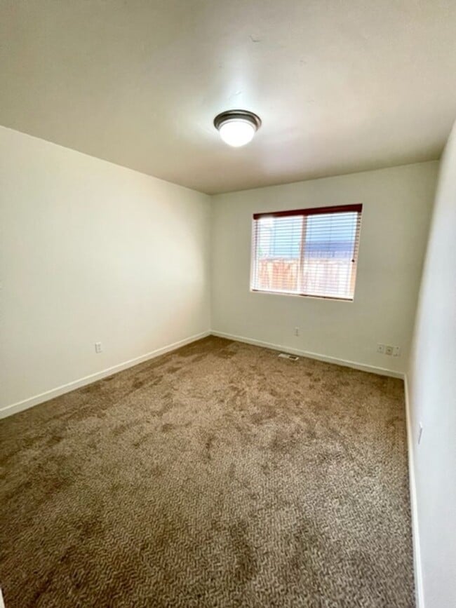 Building Photo - Single level home in NE Bend, close to sho...