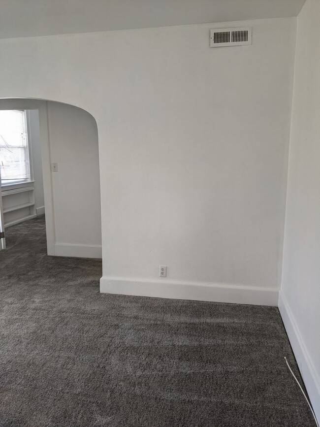 Building Photo - MOVE IN READY Apartment in the Heart of No...