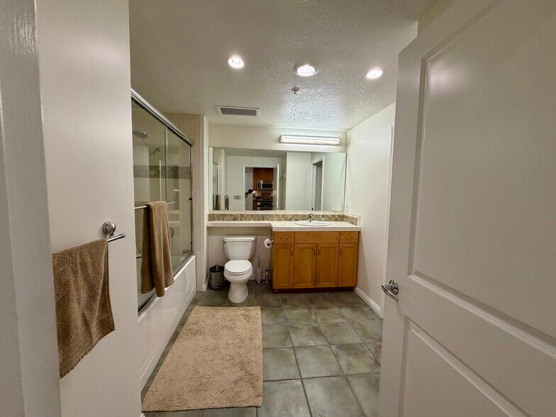 Building Photo - 850 Beech St