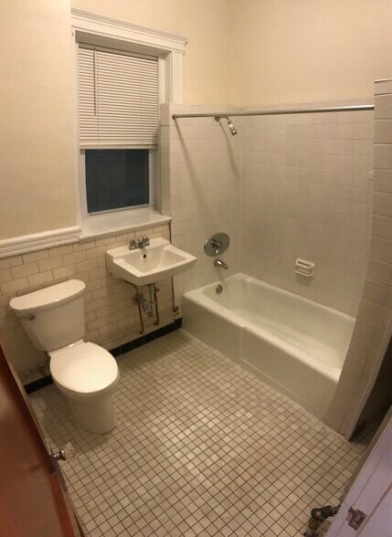Building Photo - 468 Park Dr