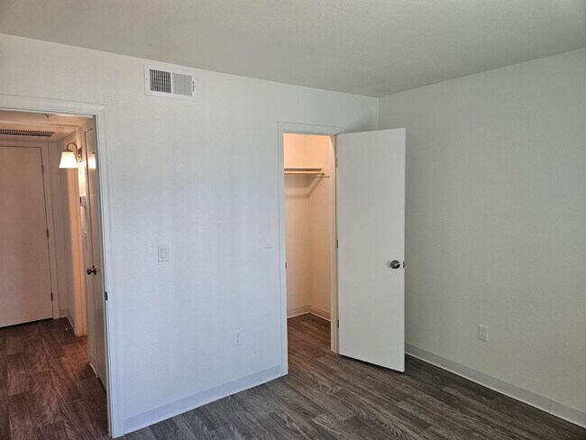 Building Photo - 1241 E Cinnabar Ave