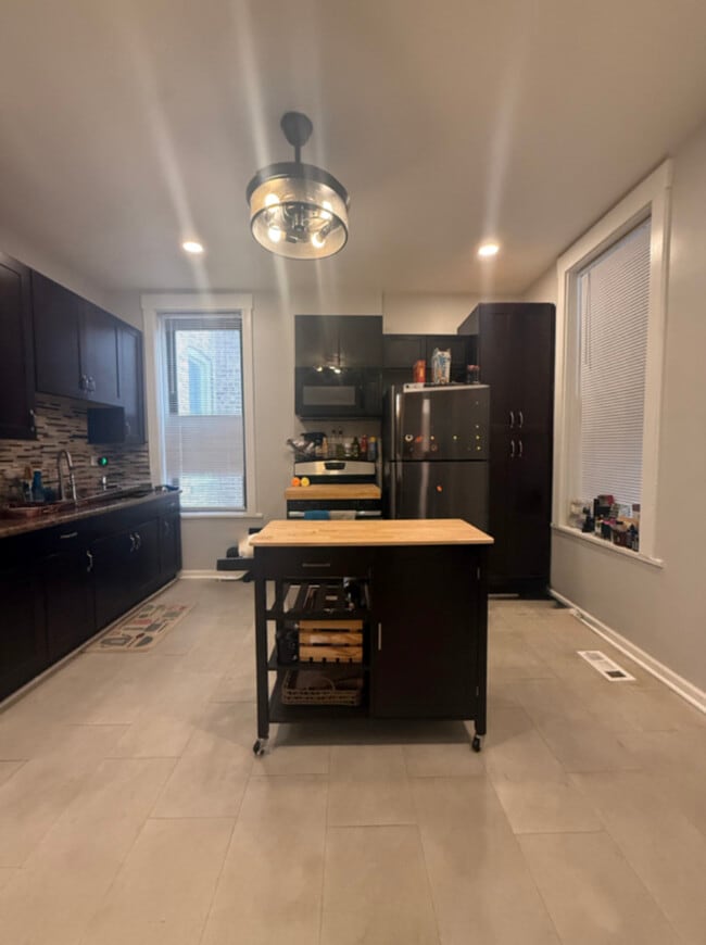 Building Photo - 1649 W Garfield Blvd