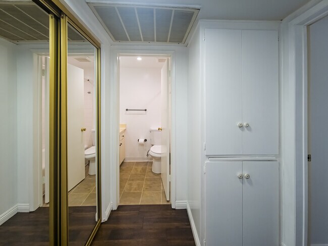 Building Photo - 215 N Kenwood St