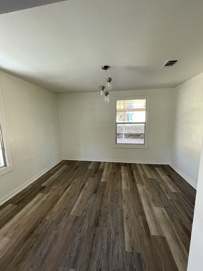 Building Photo - 3 bedroom, 1 bath home.