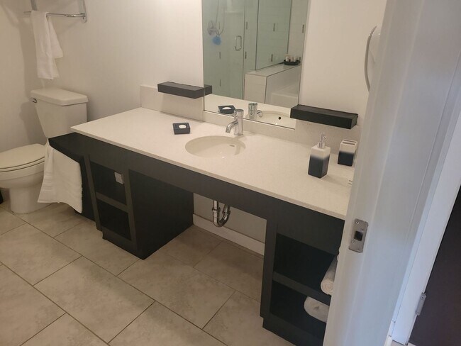 Building Photo - Stunning studio in Lake Las Vegas