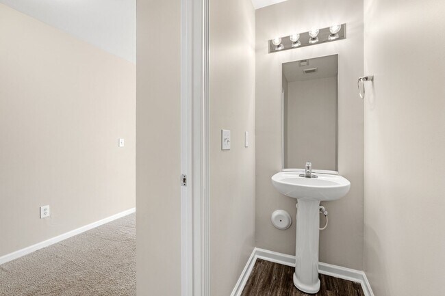 Building Photo - Spacious 4 BR, 2.5 BA, Master BR on Main, Conveniently Located Between Greenville and Spartanburg