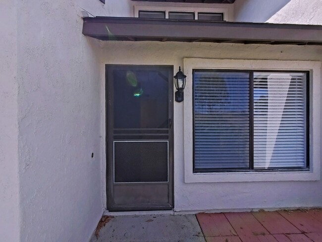 Building Photo - Lakeview Townhouse - 2 Bed / 1 ½ Bath