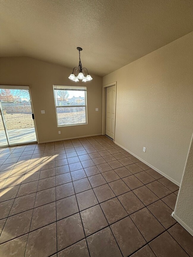 Building Photo - 4 Bedroom, 2 Bathroom House Available Now!