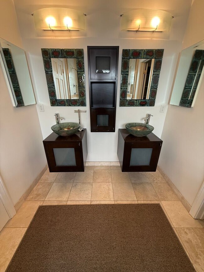 Building Photo - Upgraded 2 Bedroom Condo in Ideal Santa Monica