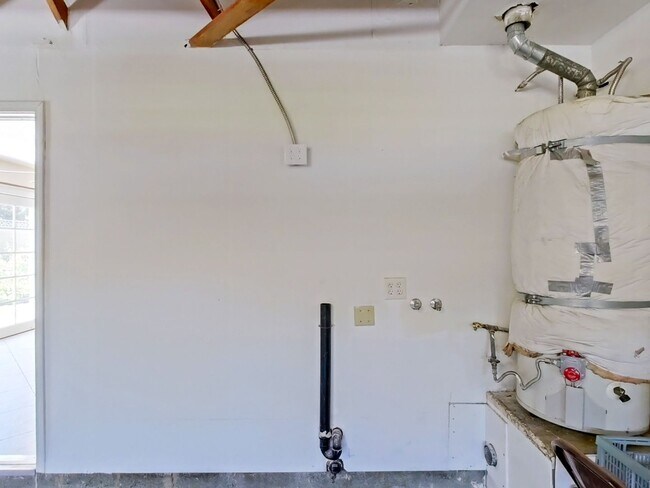 Building Photo - 4 Bedrooms | 2 Bathrooms | 1,574 Sq Ft | Single-Family Home