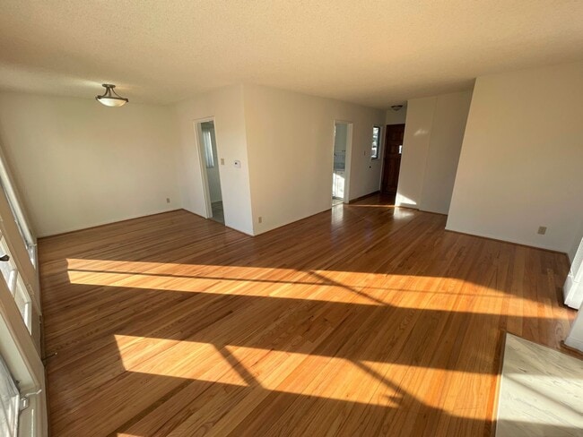 Building Photo - Central Ventura Home with Large Yard!