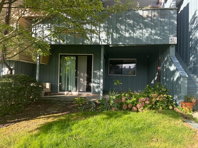 Building Photo - 1450 Melville Ave