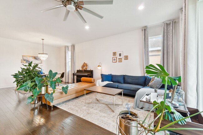 Building Photo - Spacious 4 Bed, 2 Bath Single Family Home ...