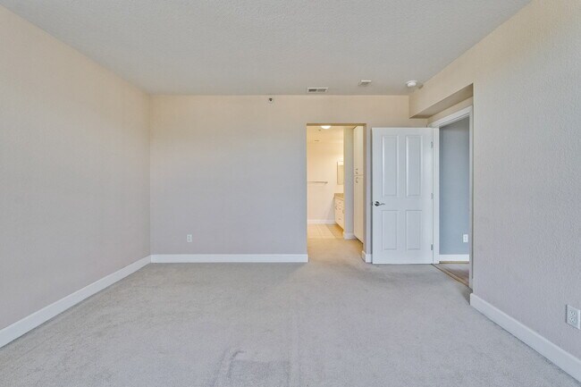 Building Photo - Large 2BR/2BA Condo with Spacious Balcony ...