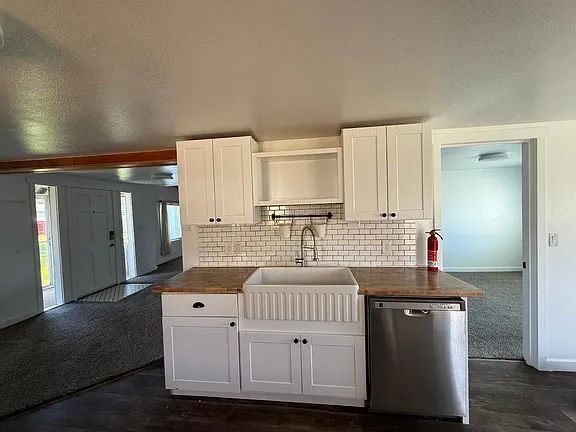Building Photo - "Charming 3-Bed Oasis with Cozy Fireplace in Coos Bay – Your Perfect Retreat Awaits!"