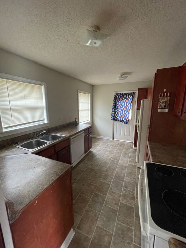 Building Photo - Charming 4-Bed, 2-Bath Home on a Spacious ...