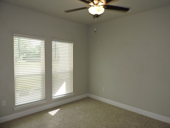 Building Photo - Beautiful home in gated community!