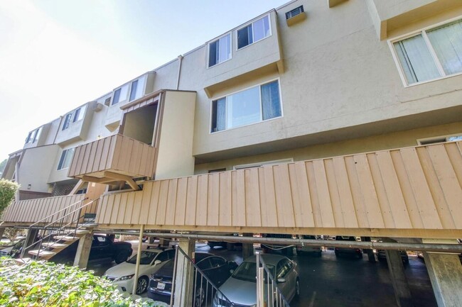 Building Photo - Excellent 2 Bed Condo with Large Patio!