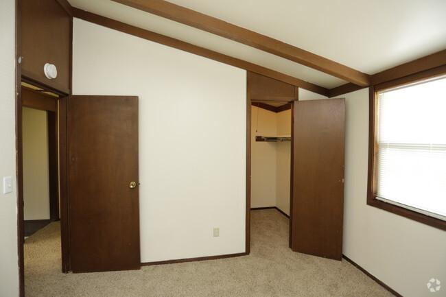 2BR, 1BA - 1305 SF - Parvin Estates