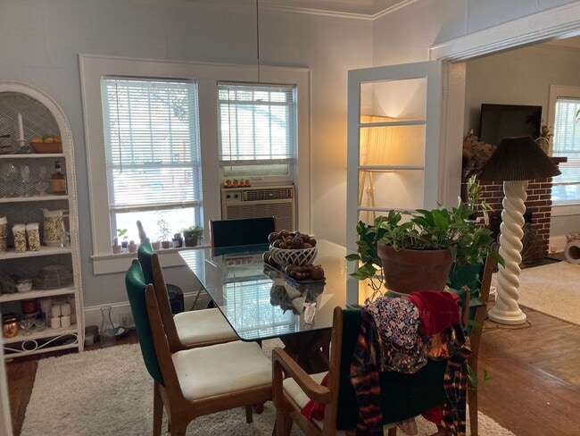 Building Photo - Spacious 2 Bedroom House Close to Campus!!