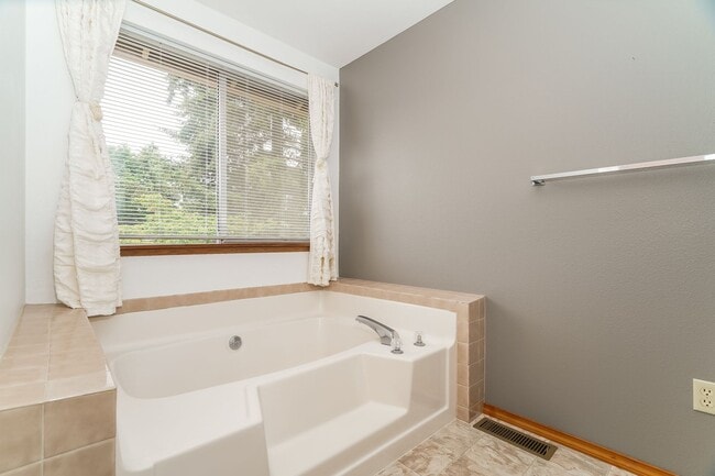 Building Photo - Federal Way 2-Story