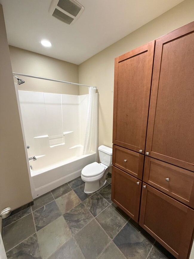 Building Photo - Absolutely Stunning, 6-Bed 3.5 Bath Execut...