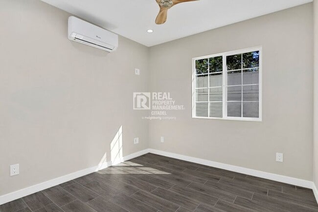 Building Photo - 940 E Anahurst Pl