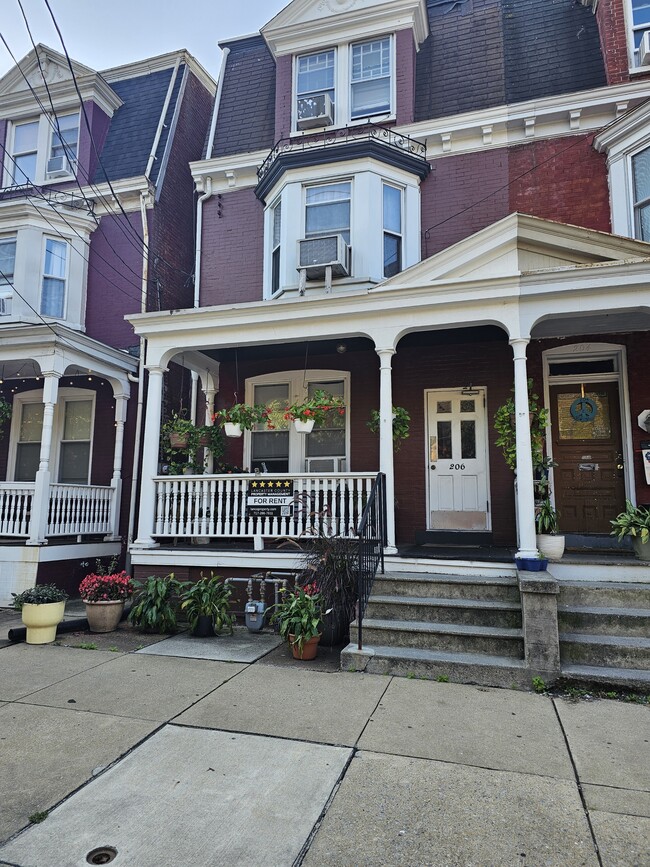 Building Photo - 206 E New St