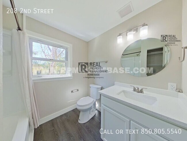 Building Photo - 208 2nd St