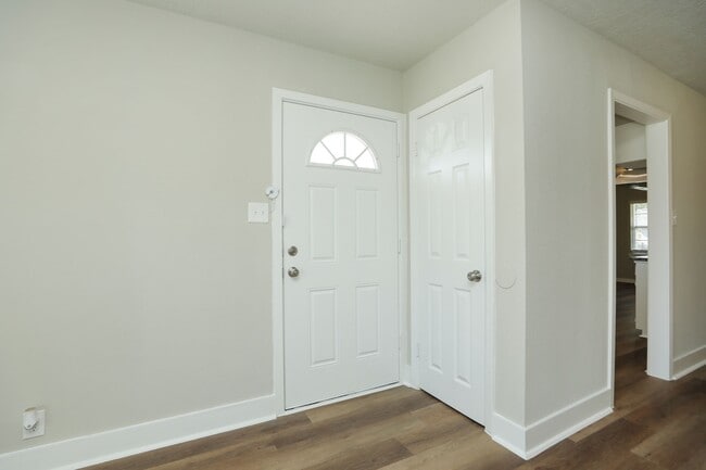 Building Photo - 631 Edgebrook Dr
