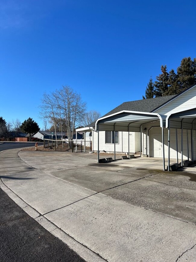 Building Photo - Duplex in SW Redmond