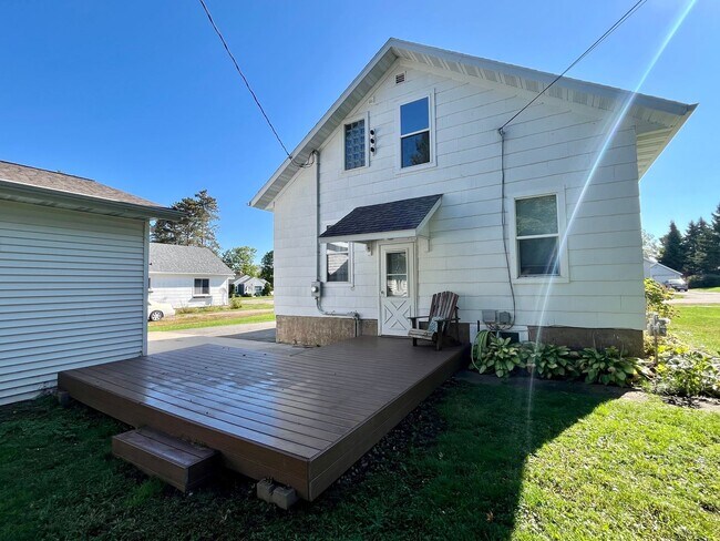 Building Photo - Large 3 Bed 2 Bath Single Family Home in Marshfield