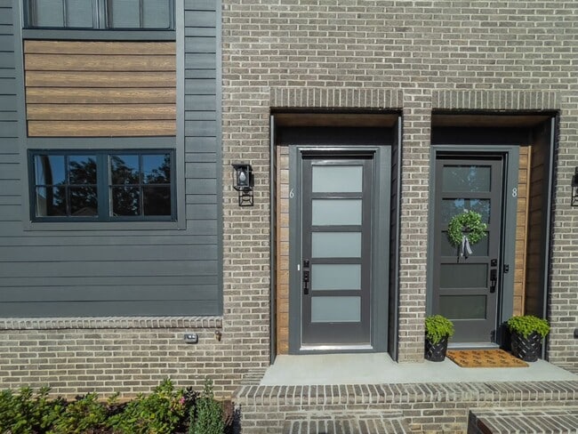 Building Photo - 2 BR 2.5 BA- Downtown Greenville Townhome-...