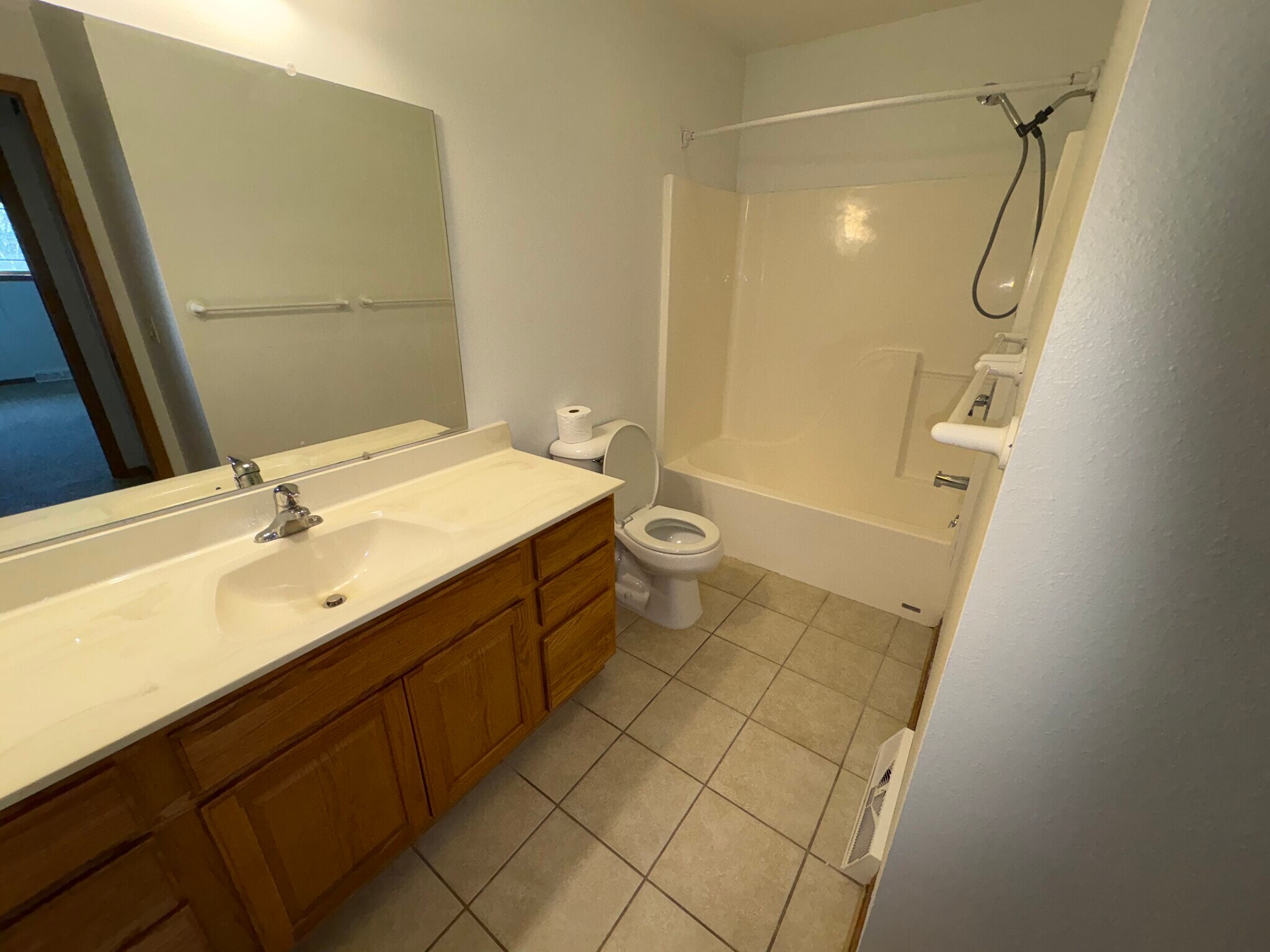 upper level-bathroom - 310 Redruth Dr