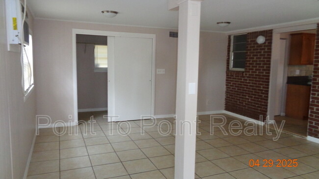 Building Photo - 1204 Crown Dr