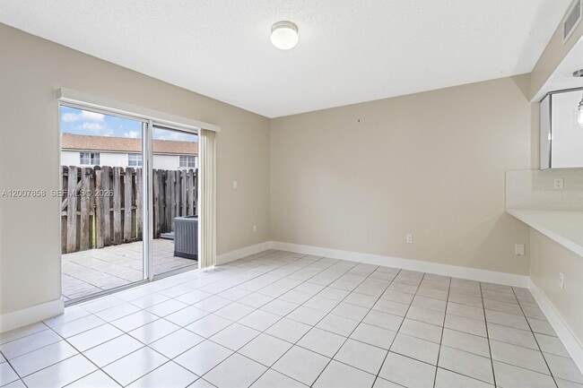 Building Photo - 9187 Fontainebleau Blvd