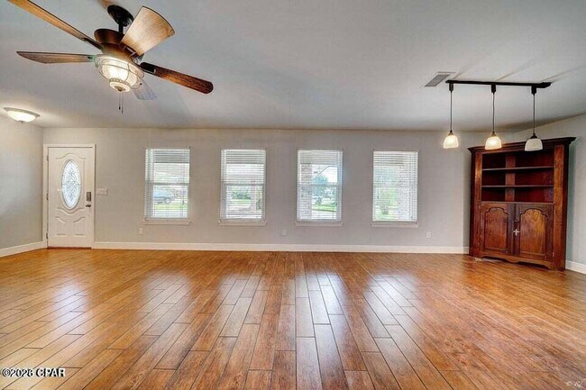 Building Photo - 350 Greenwood Cir
