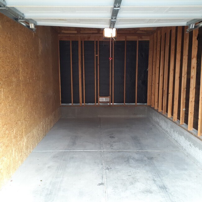 Garage - 2305 W Horizon Ridge Pky