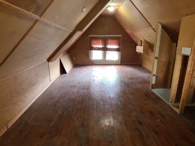 Building Photo - Single Family Home 4 Bedroom and 1 Bath Fo...