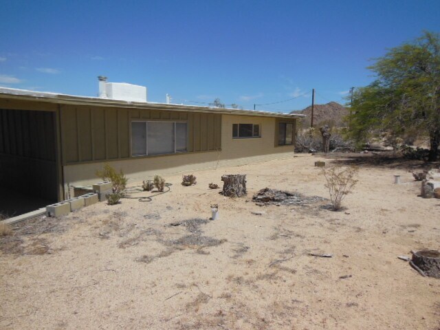 Building Photo - Mid Century Cutie on 2.5 Acres