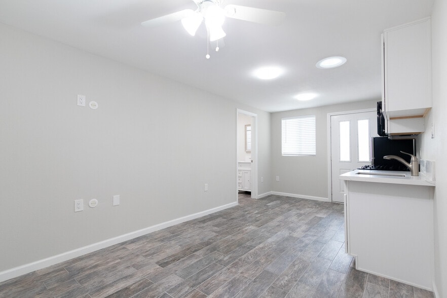 Building Photo - 582 Douglas St