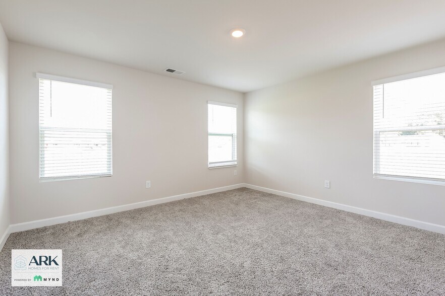 Building Photo - 220 Telford Dr