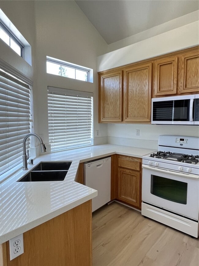 Building Photo - 6 Mansera Pl