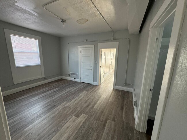 Building Photo - 2 Bedroom Apartment - 1510 1/2 Harrison Street