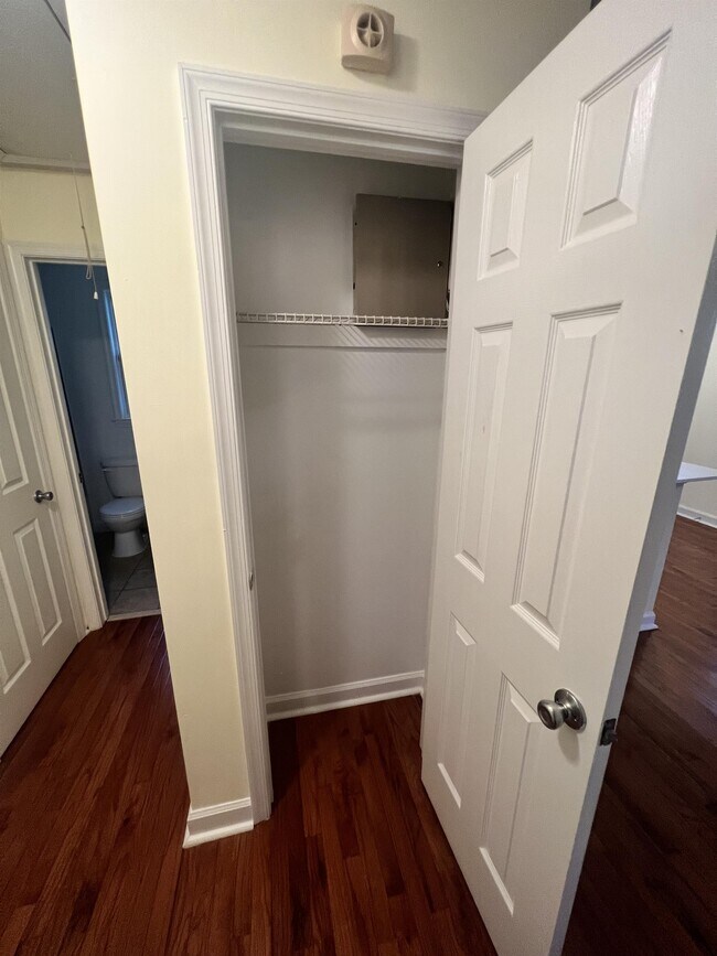 Building Photo - 2518 Kent Village Dr