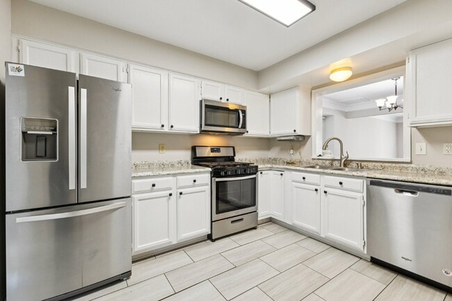 Building Photo - Welcome to this bright and beautifully maintained end-unit townhome in the desirable River Oaks c...