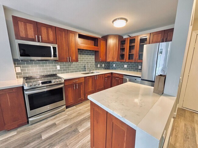 Building Photo - Beautiful 1 bed 1 bath executive condo! Heated parking, gym, sauna!