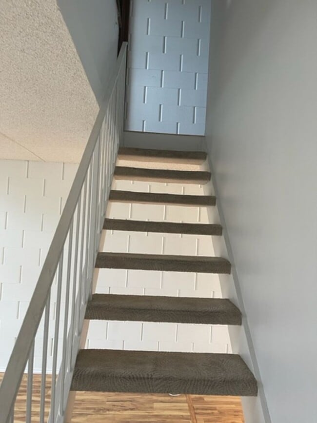 Building Photo - Move in Ready! Spacious 2/1 in town!